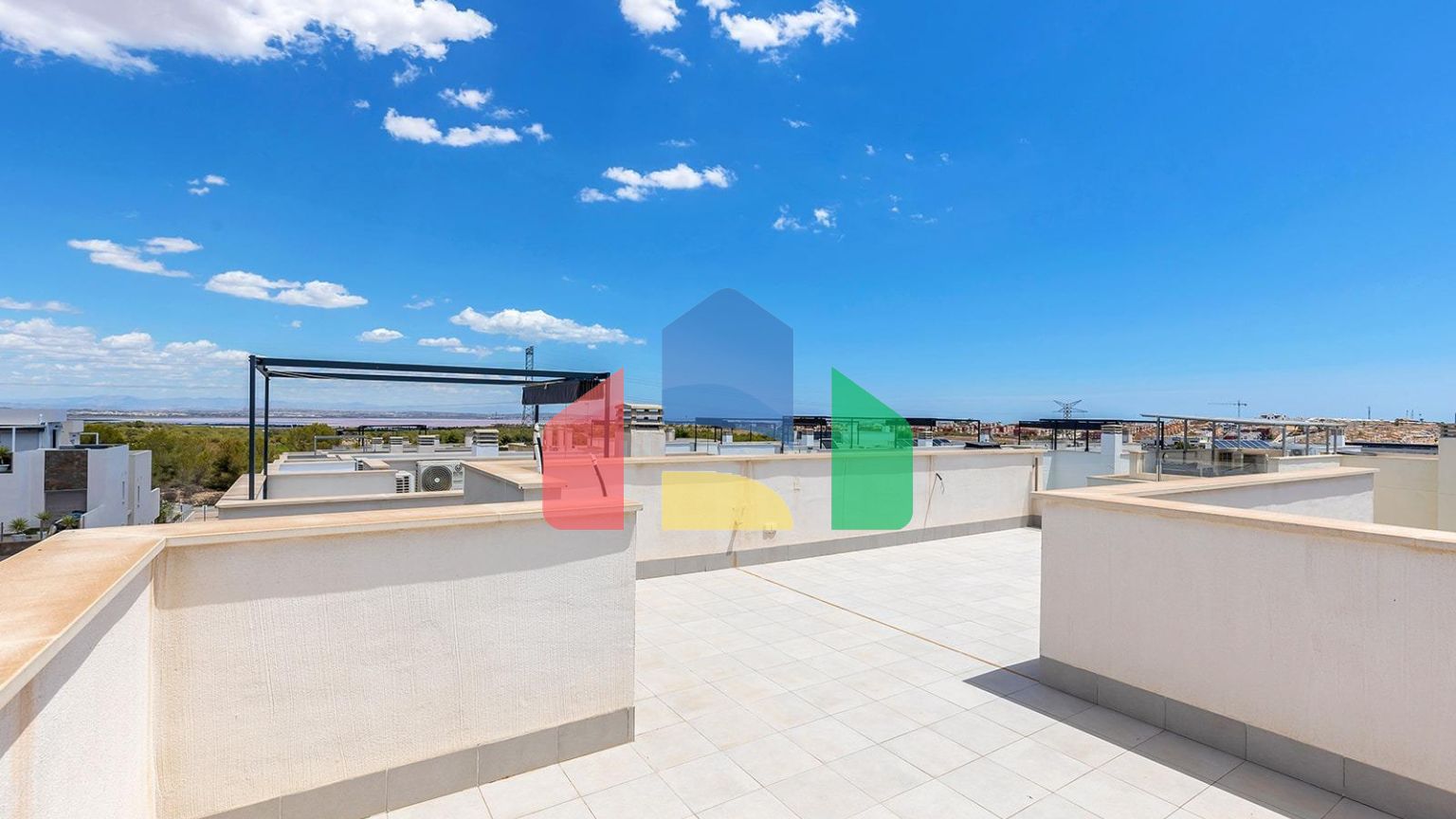 ВИЛЛА НОВОСТРОЙ. 3 СПАЛЬНИ. 2 ВАННЫЕ КОМНАТЫ. 140М2 УЧАСТОК. ГАРАЖ+БАССЕЙН.