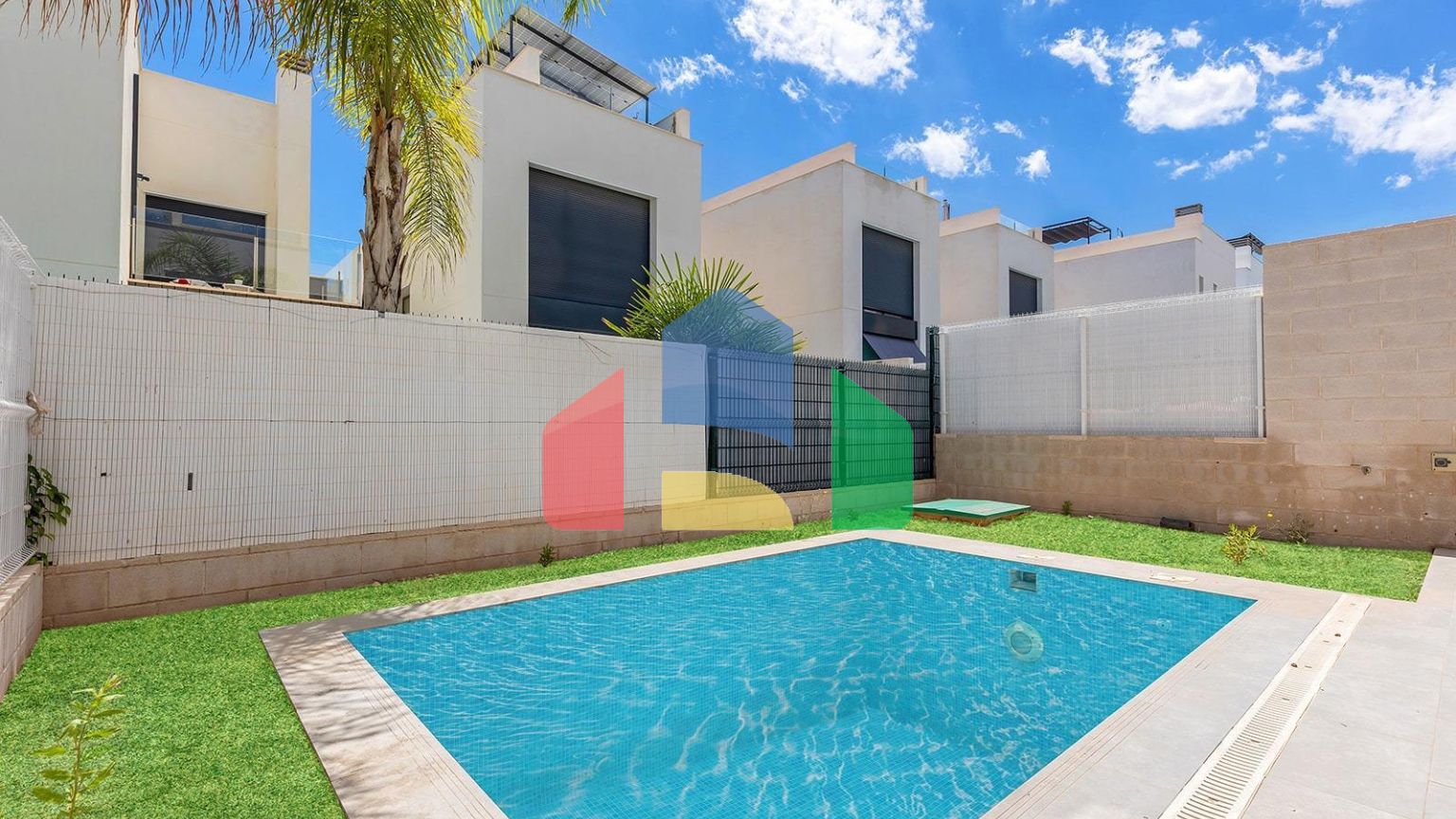 ВИЛЛА НОВОСТРОЙ. 3 СПАЛЬНИ. 2 ВАННЫЕ КОМНАТЫ. 140М2 УЧАСТОК. ГАРАЖ+БАССЕЙН.