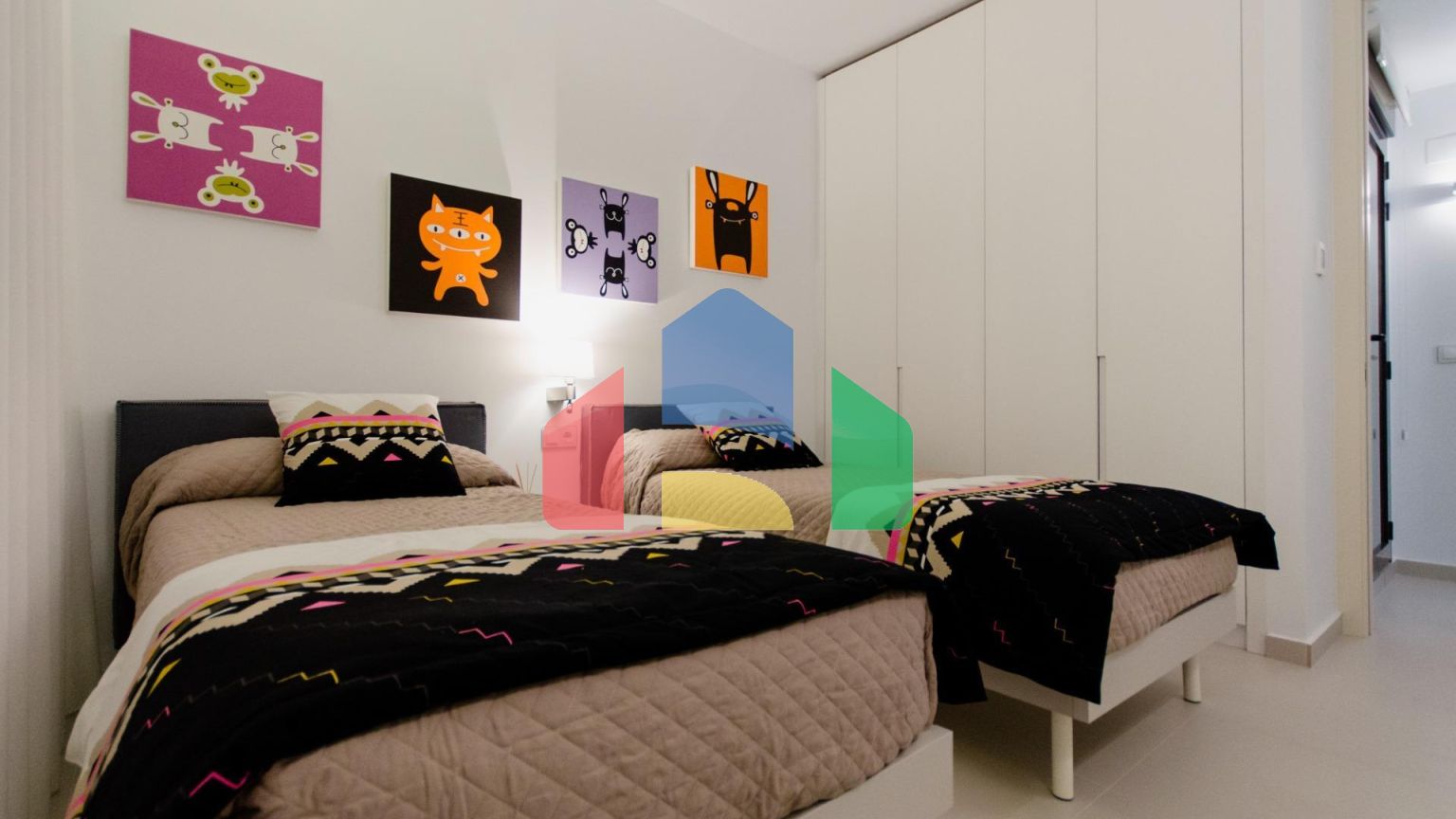 НОВОЕ СТРОИТЕЛЬСТВО В ОРИХУЭЛА-КОСТА. 4 СПАЛЬНИ. УЧASTOK. ГАРАЖ. СОБСВЕННЫЙ БАСЕЙН. ПЛЯЖ ВСЕГО в 350 МЕТРАХ.