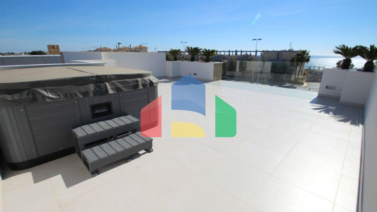 НОВОЕ СТРОИТЕЛЬСТВО В ОРИХУЭЛА-КОСТА. 4 СПАЛЬНИ. УЧASTOK. ГАРАЖ. СОБСВЕННЫЙ БАСЕЙН. ПЛЯЖ ВСЕГО в 350 МЕТРАХ.