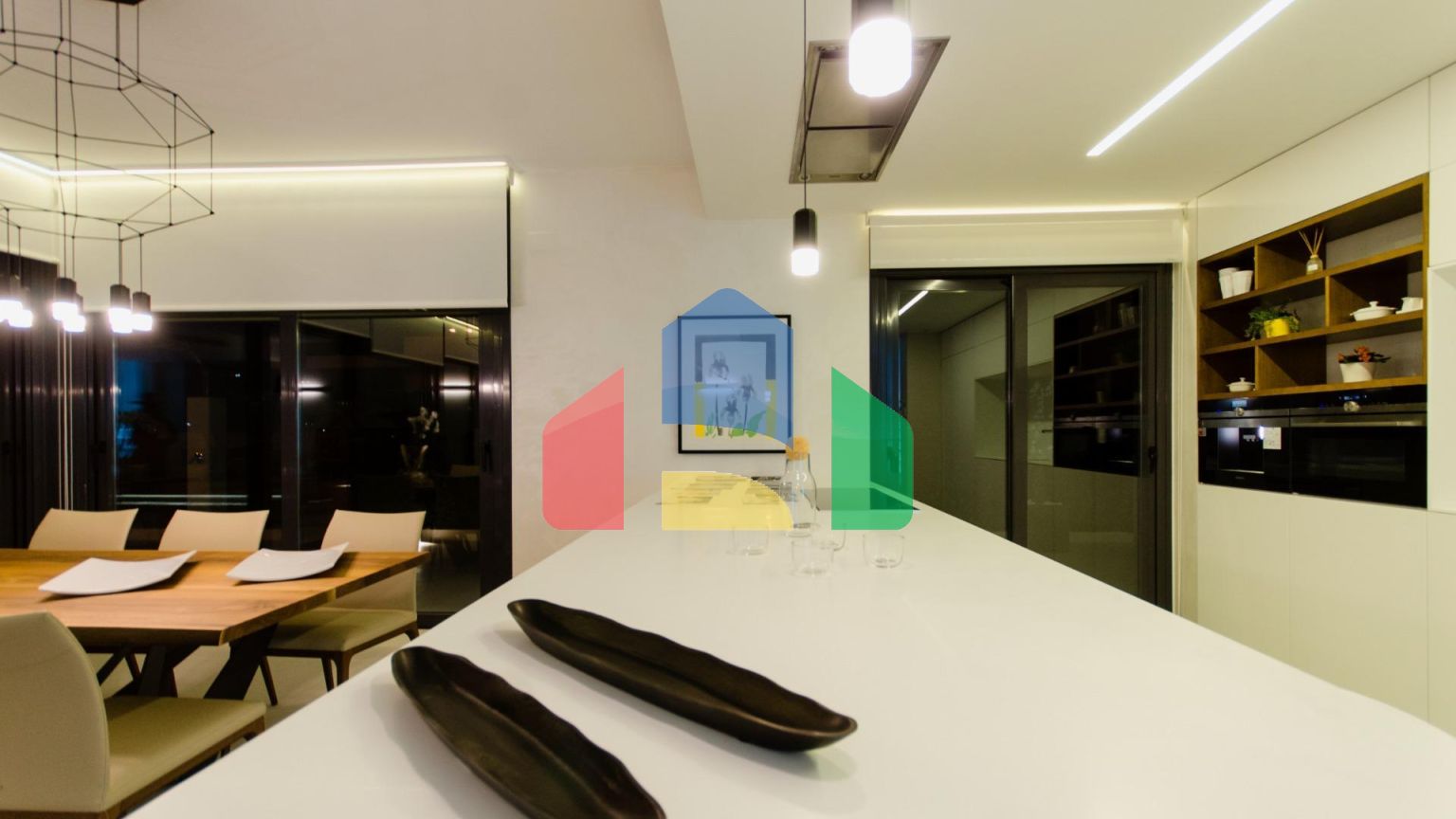 НОВОЕ СТРОИТЕЛЬСТВО В ОРИХУЭЛА-КОСТА. 4 СПАЛЬНИ. УЧASTOK. ГАРАЖ. СОБСВЕННЫЙ БАСЕЙН. ПЛЯЖ ВСЕГО в 350 МЕТРАХ.