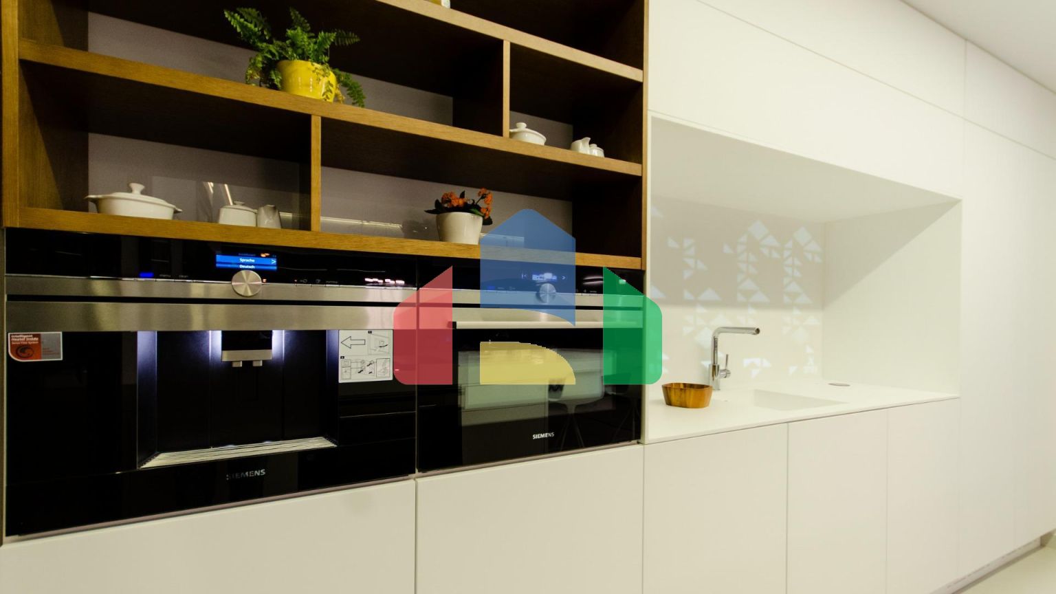 НОВОЕ СТРОИТЕЛЬСТВО В ОРИХУЭЛА-КОСТА. 4 СПАЛЬНИ. УЧASTOK. ГАРАЖ. СОБСВЕННЫЙ БАСЕЙН. ПЛЯЖ ВСЕГО в 350 МЕТРАХ.