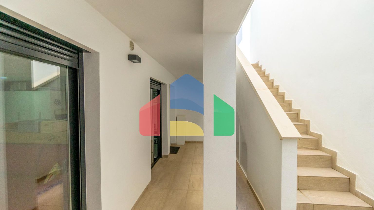 ВИЛЛА НОВОСТРОЙ. 3 СПАЛЬНИ. 3 ВАННЫЕ КОМНАТЫ. 171 М2 УЧАСТОК. БАССЕЙН. 194М2 ПЛОЩАДЬ.