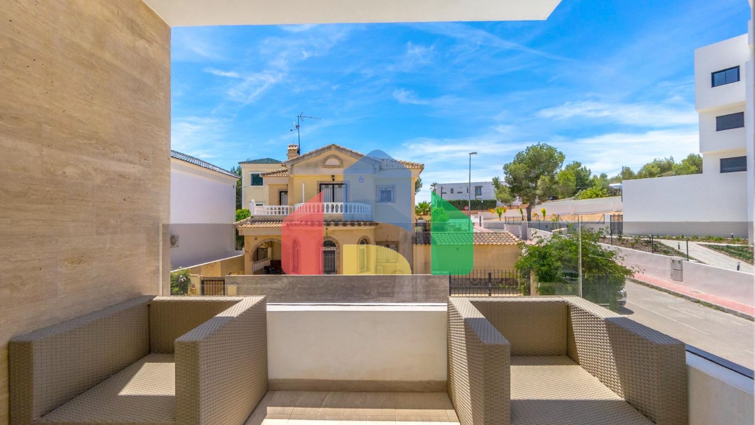 ВИЛЛА НОВОСТРОЙ. 3 СПАЛЬНИ. 3 ВАННЫЕ КОМНАТЫ. 171 М2 УЧАСТОК. БАССЕЙН. 194М2 ПЛОЩАДЬ.