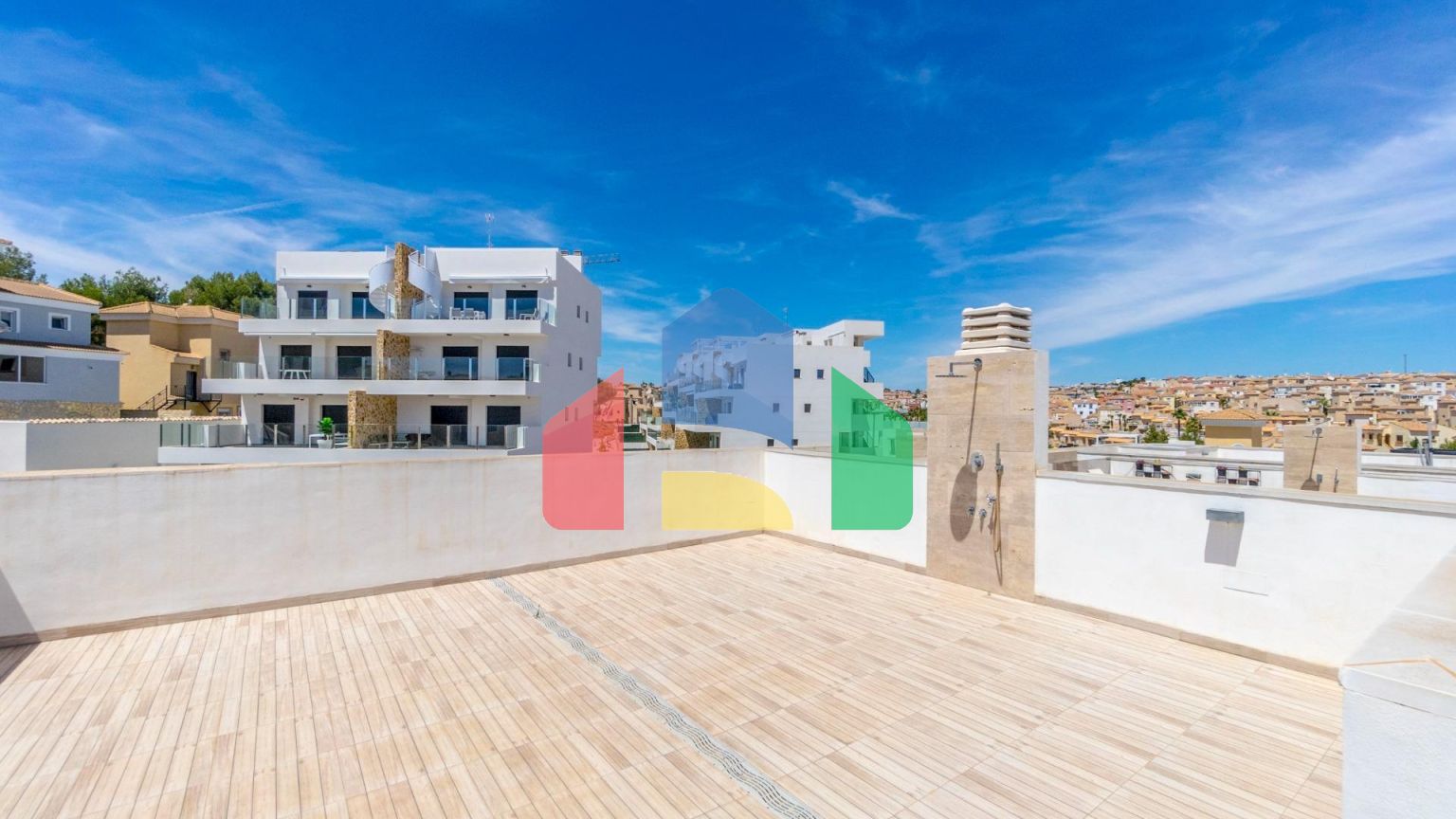 ВИЛЛА НОВОСТРОЙ. 3 СПАЛЬНИ. 3 ВАННЫЕ КОМНАТЫ. 171 М2 УЧАСТОК. БАССЕЙН. 194М2 ПЛОЩАДЬ.