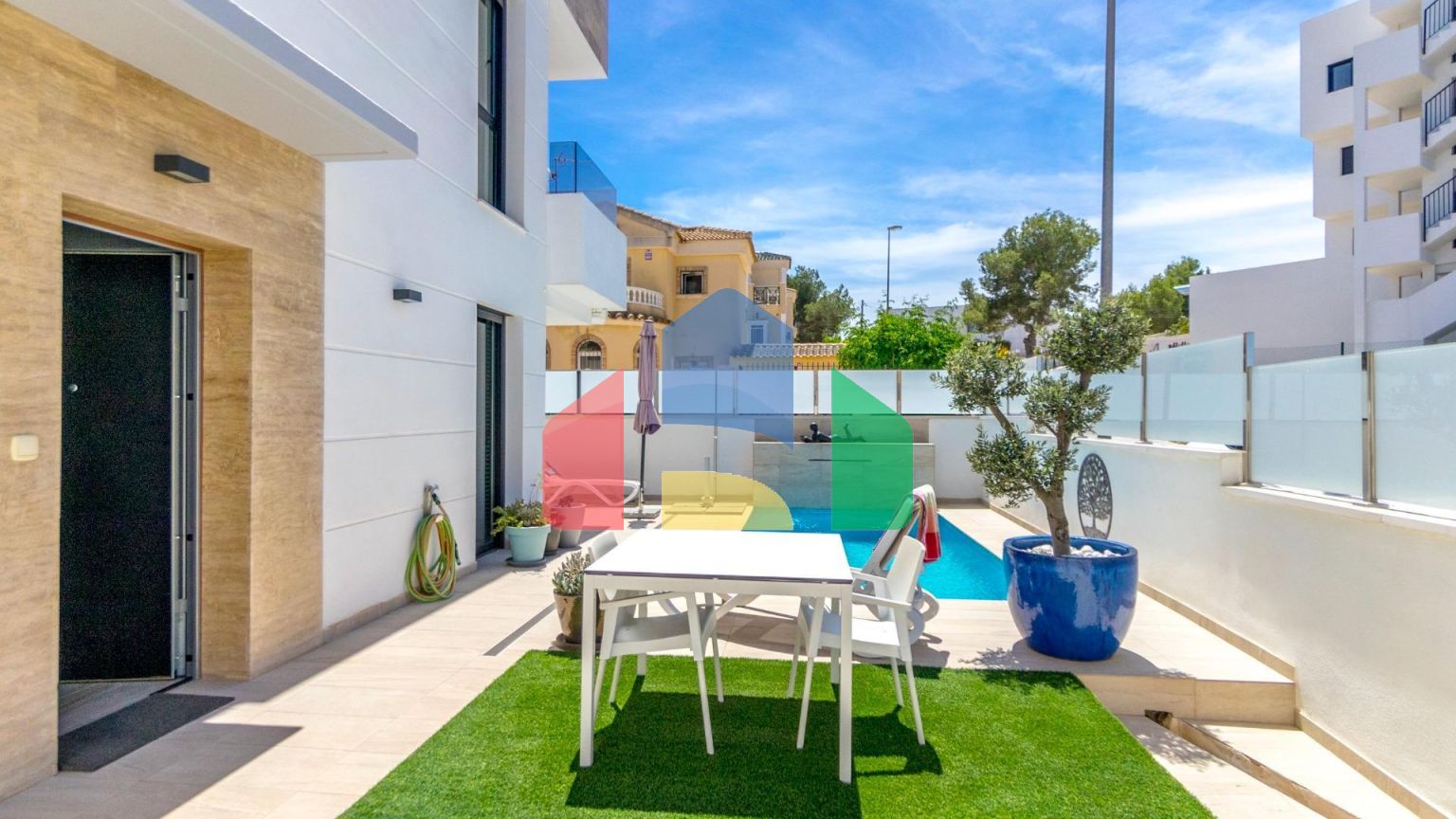 ВИЛЛА НОВОСТРОЙ. 3 СПАЛЬНИ. 3 ВАННЫЕ КОМНАТЫ. 171 М2 УЧАСТОК. БАССЕЙН. 194М2 ПЛОЩАДЬ.