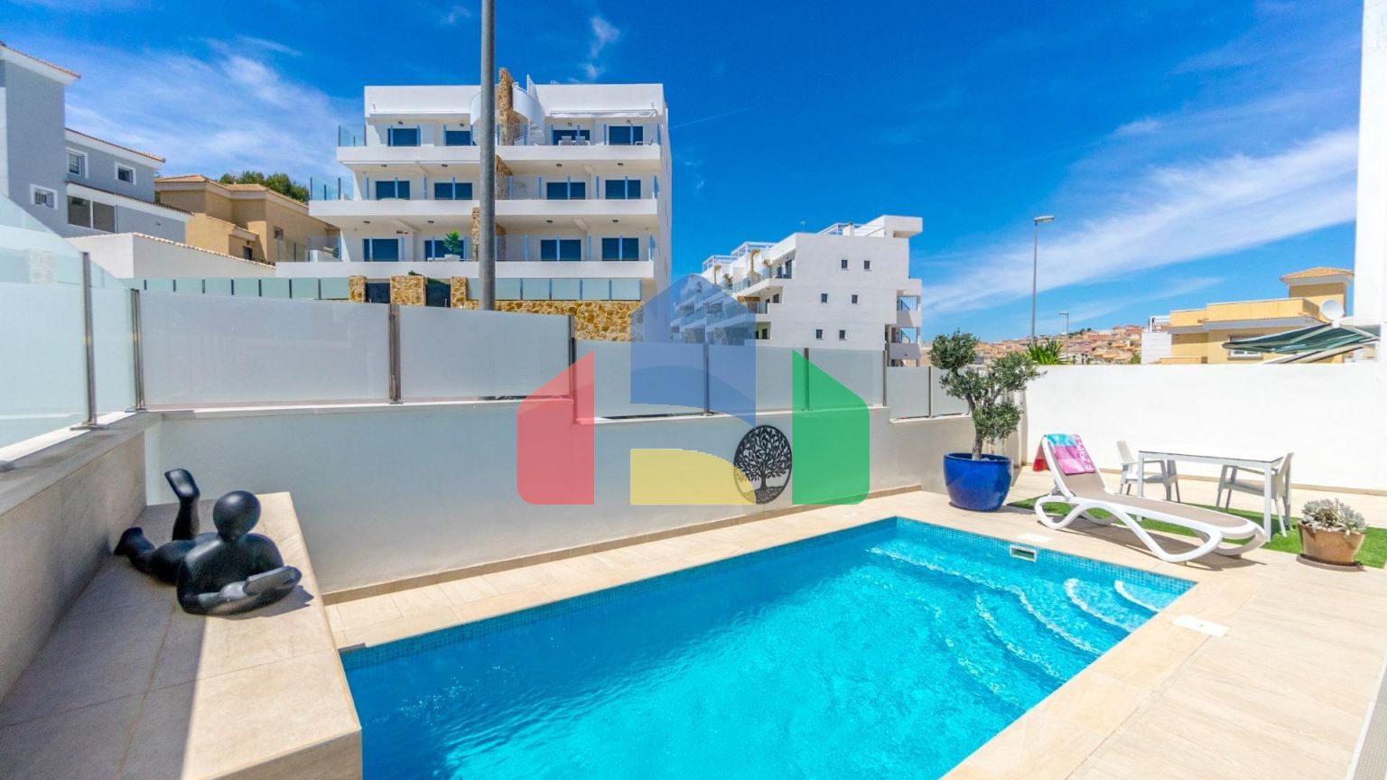 ВИЛЛА НОВОСТРОЙ. 3 СПАЛЬНИ. 3 ВАННЫЕ КОМНАТЫ. 171 М2 УЧАСТОК. БАССЕЙН. 194М2 ПЛОЩАДЬ.