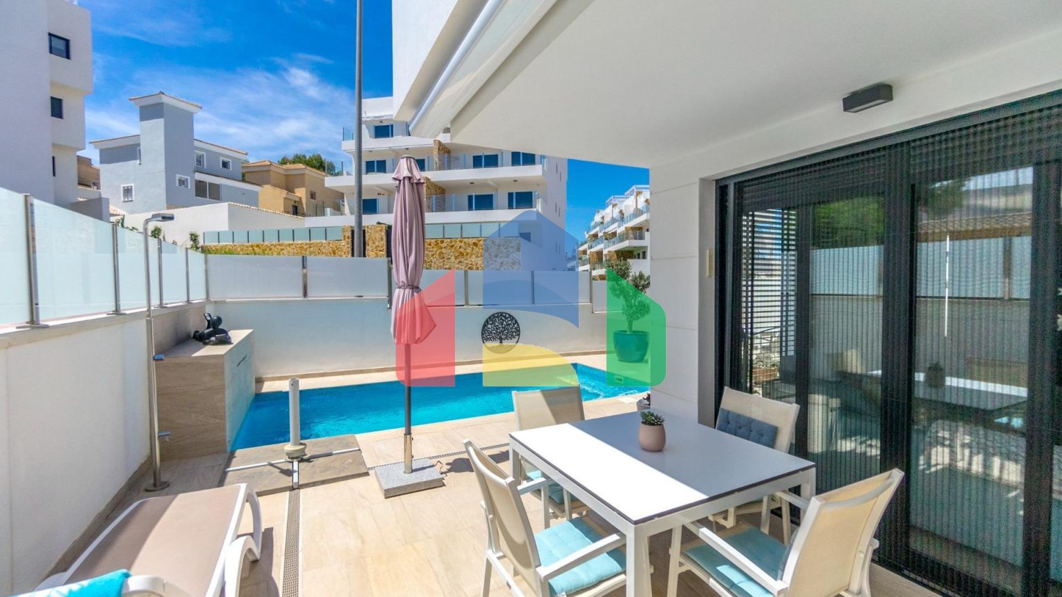 ВИЛЛА НОВОСТРОЙ. 3 СПАЛЬНИ. 3 ВАННЫЕ КОМНАТЫ. 171 М2 УЧАСТОК. БАССЕЙН. 194М2 ПЛОЩАДЬ.