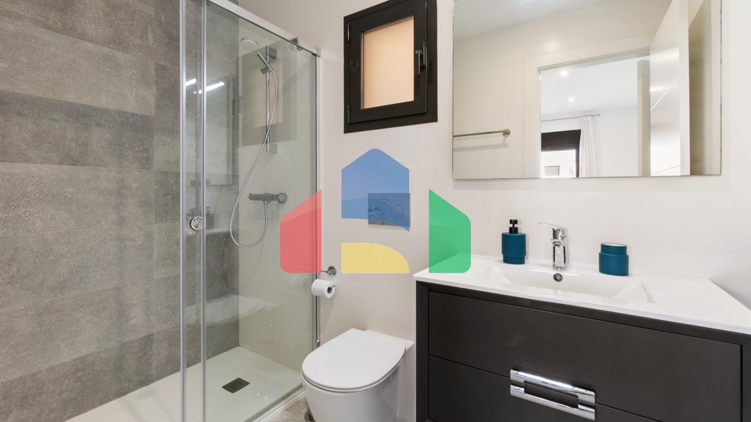 ШИКАРНАЯ КВАРТИРА С ТУР-ЛИЦЕНЗИЕЙ. 2 СПАЛЬНИ. 2 ВАННЫЕ КОМНАТЫ. ГАРАЖ+КЛАДОВКА. БАССЕЙН.