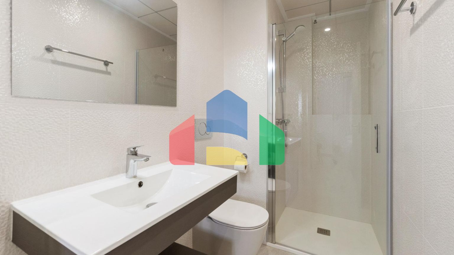 ШИКАРНАЯ КВАРТИРА С ТУР-ЛИЦЕНЗИЕЙ. 2 СПАЛЬНИ. 2 ВАННЫЕ КОМНАТЫ. ГАРАЖ+КЛАДОВКА. БАССЕЙН.