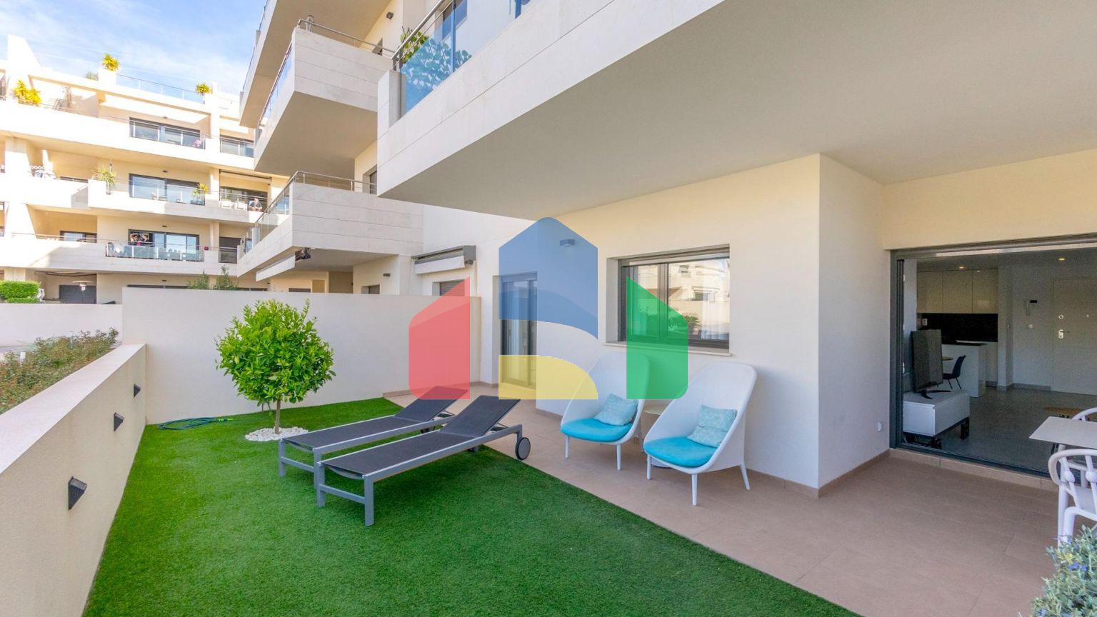 ШИКАРНАЯ КВАРТИРА С ТУР-ЛИЦЕНЗИЕЙ. 2 СПАЛЬНИ. 2 ВАННЫЕ КОМНАТЫ. ГАРАЖ+КЛАДОВКА. БАССЕЙН.