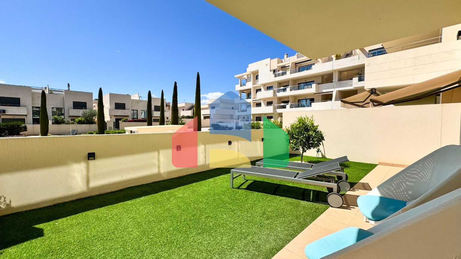 ШИКАРНАЯ КВАРТИРА С ТУР-ЛИЦЕНЗИЕЙ. 2 СПАЛЬНИ. 2 ВАННЫЕ КОМНАТЫ. ГАРАЖ+КЛАДОВКА. БАССЕЙН.