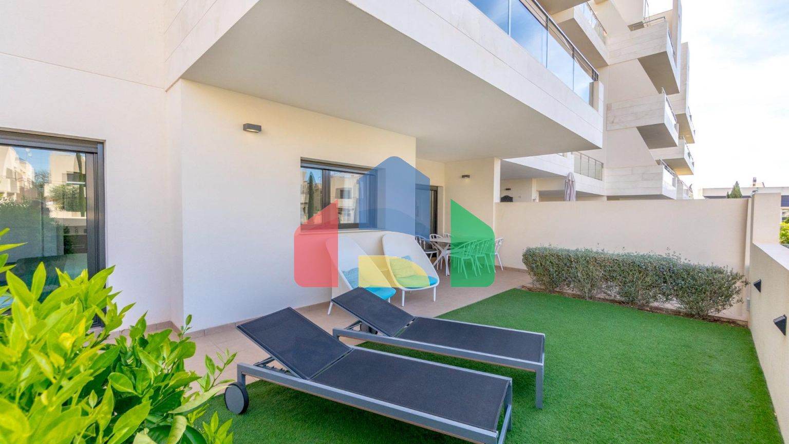 ШИКАРНАЯ КВАРТИРА С ТУР-ЛИЦЕНЗИЕЙ. 2 СПАЛЬНИ. 2 ВАННЫЕ КОМНАТЫ. ГАРАЖ+КЛАДОВКА. БАССЕЙН.