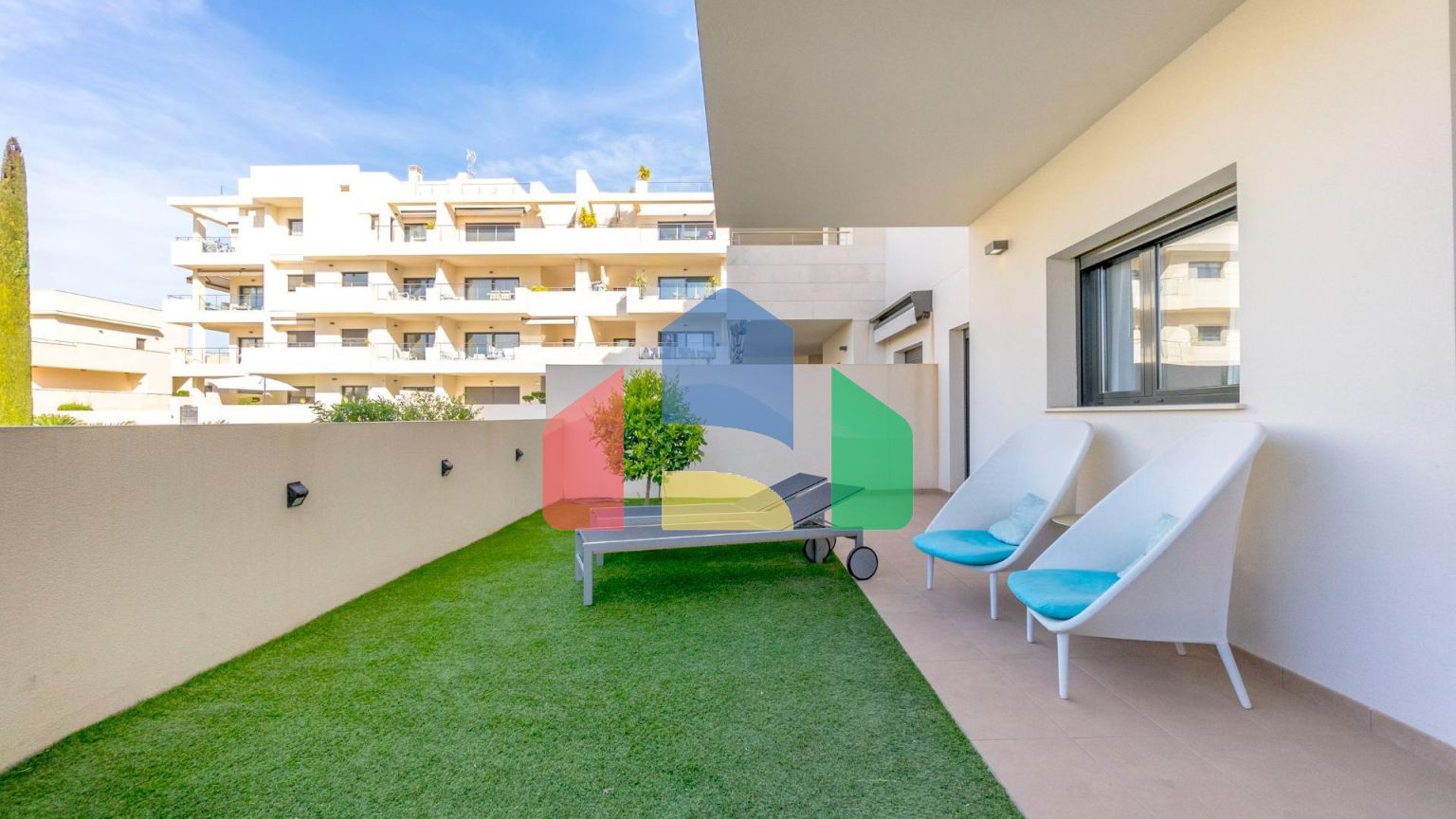 ШИКАРНАЯ КВАРТИРА С ТУР-ЛИЦЕНЗИЕЙ. 2 СПАЛЬНИ. 2 ВАННЫЕ КОМНАТЫ. ГАРАЖ+КЛАДОВКА. БАССЕЙН.