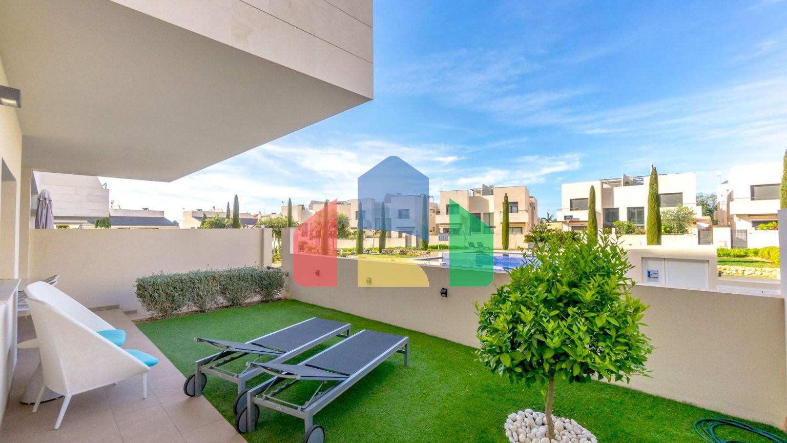 ШИКАРНАЯ КВАРТИРА С ТУР-ЛИЦЕНЗИЕЙ. 2 СПАЛЬНИ. 2 ВАННЫЕ КОМНАТЫ. ГАРАЖ+КЛАДОВКА. БАССЕЙН.