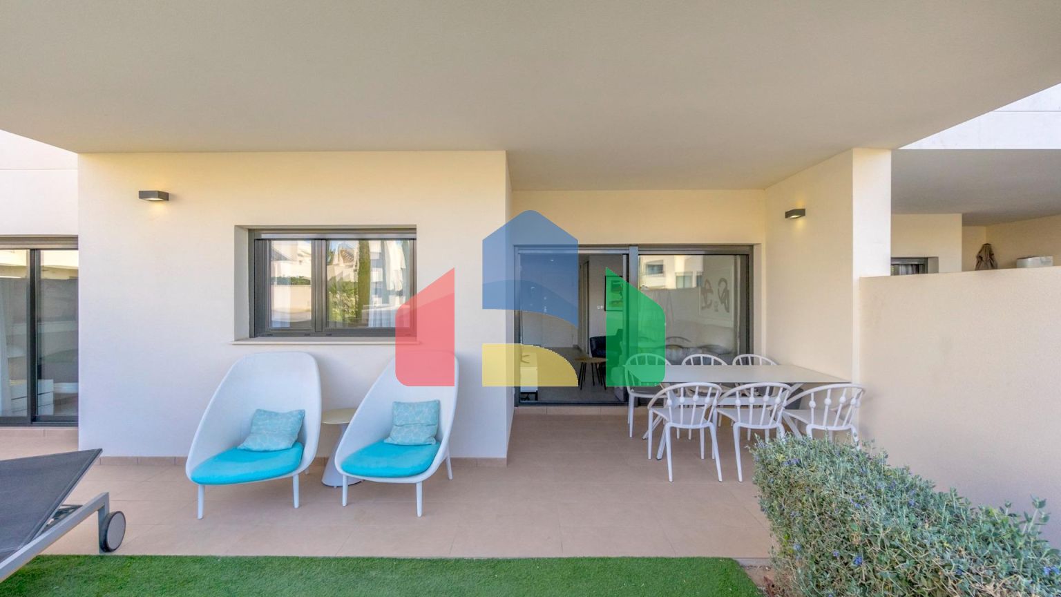 ШИКАРНАЯ КВАРТИРА С ТУР-ЛИЦЕНЗИЕЙ. 2 СПАЛЬНИ. 2 ВАННЫЕ КОМНАТЫ. ГАРАЖ+КЛАДОВКА. БАССЕЙН.