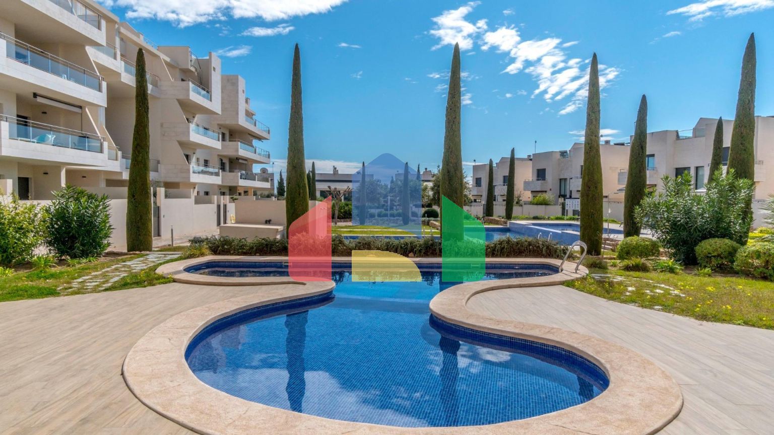 ШИКАРНАЯ КВАРТИРА С ТУР-ЛИЦЕНЗИЕЙ. 2 СПАЛЬНИ. 2 ВАННЫЕ КОМНАТЫ. ГАРАЖ+КЛАДОВКА. БАССЕЙН.