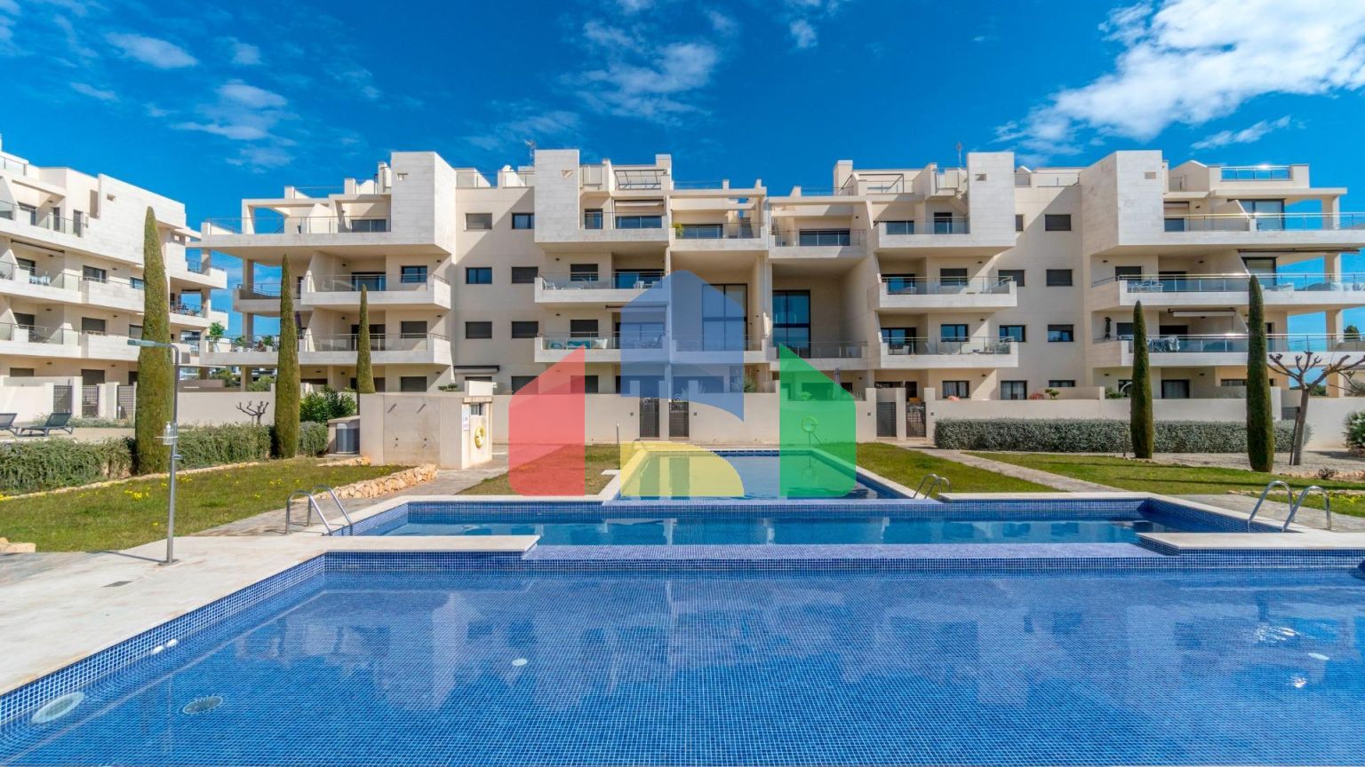 ШИКАРНАЯ КВАРТИРА С ТУР-ЛИЦЕНЗИЕЙ. 2 СПАЛЬНИ. 2 ВАННЫЕ КОМНАТЫ. ГАРАЖ+КЛАДОВКА. БАССЕЙН.