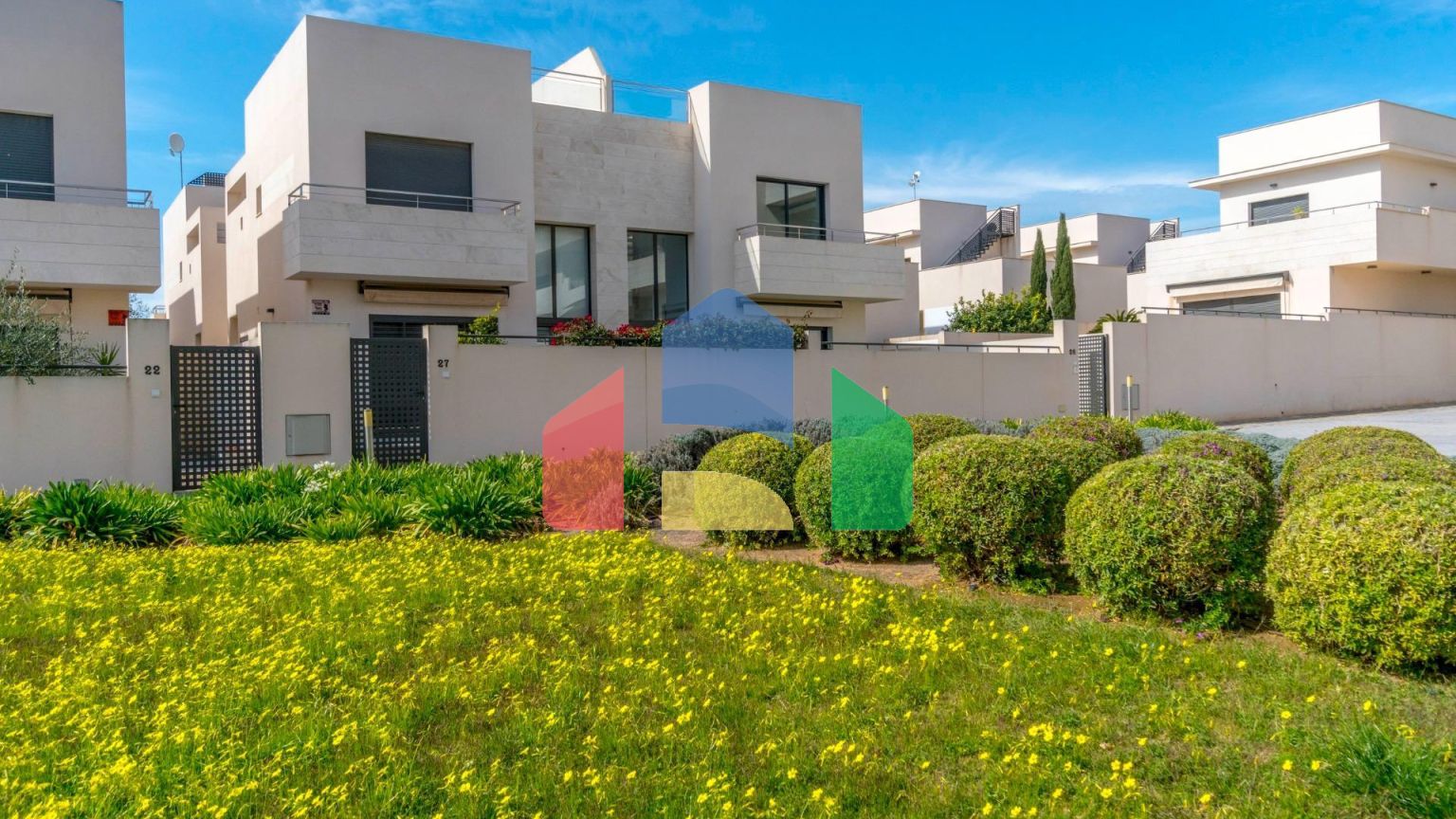 ШИКАРНАЯ КВАРТИРА С ТУР-ЛИЦЕНЗИЕЙ. 2 СПАЛЬНИ. 2 ВАННЫЕ КОМНАТЫ. ГАРАЖ+КЛАДОВКА. БАССЕЙН.