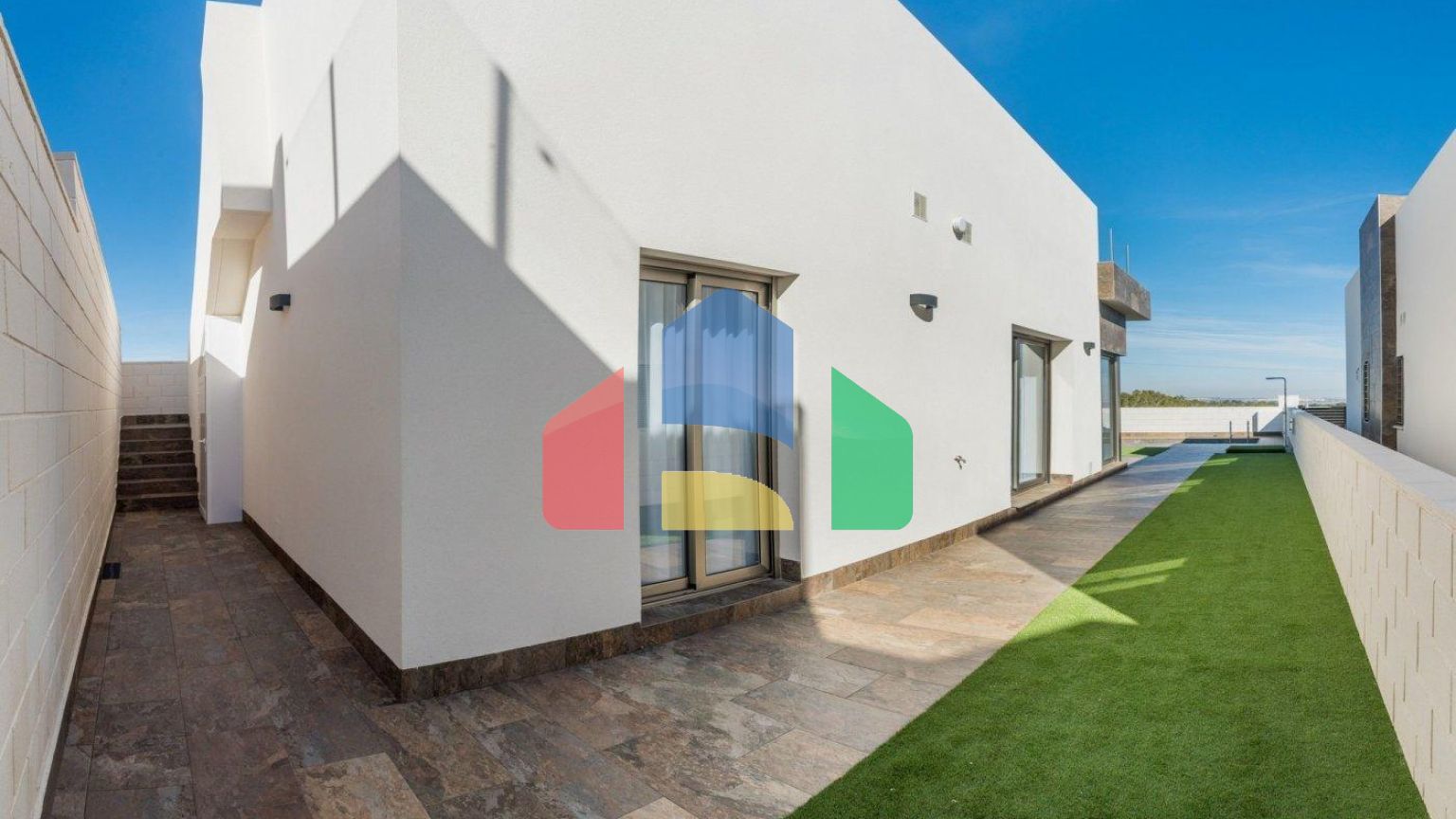 СОВРЕМЕННАЯ ВИЛЛА ПОСЛЕ ПОЛЯ ДЛЯ ГОЛЬФА