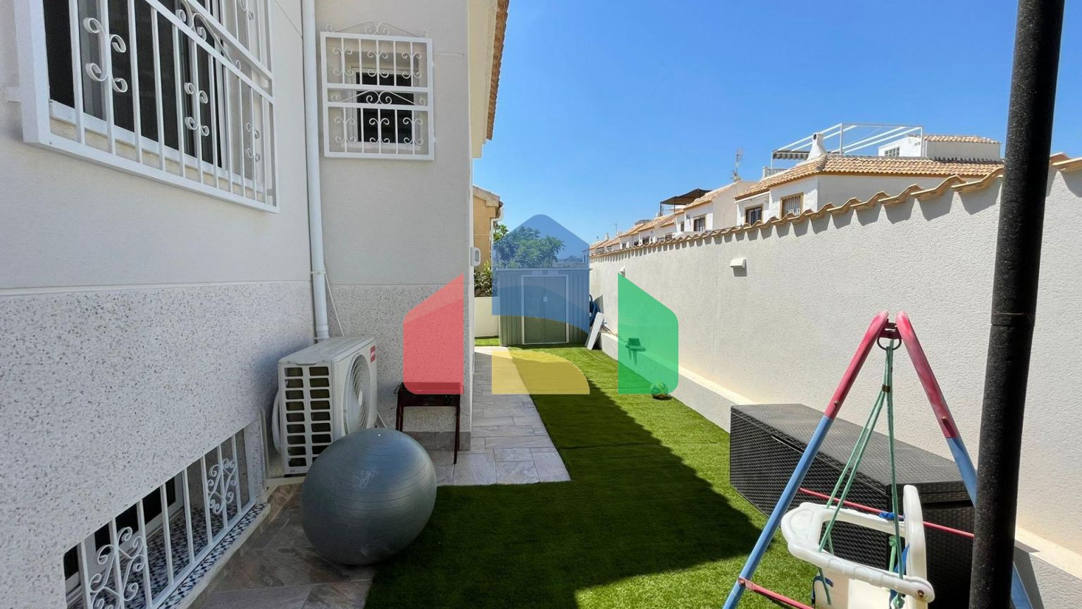 ШИКАРНЫЙ ДОМ С БАССЕЙНОМ! ПОСЛЕ РЕМОНТА! САУНА И БОЛЕЕ 300 м2 УЧАСТОК!