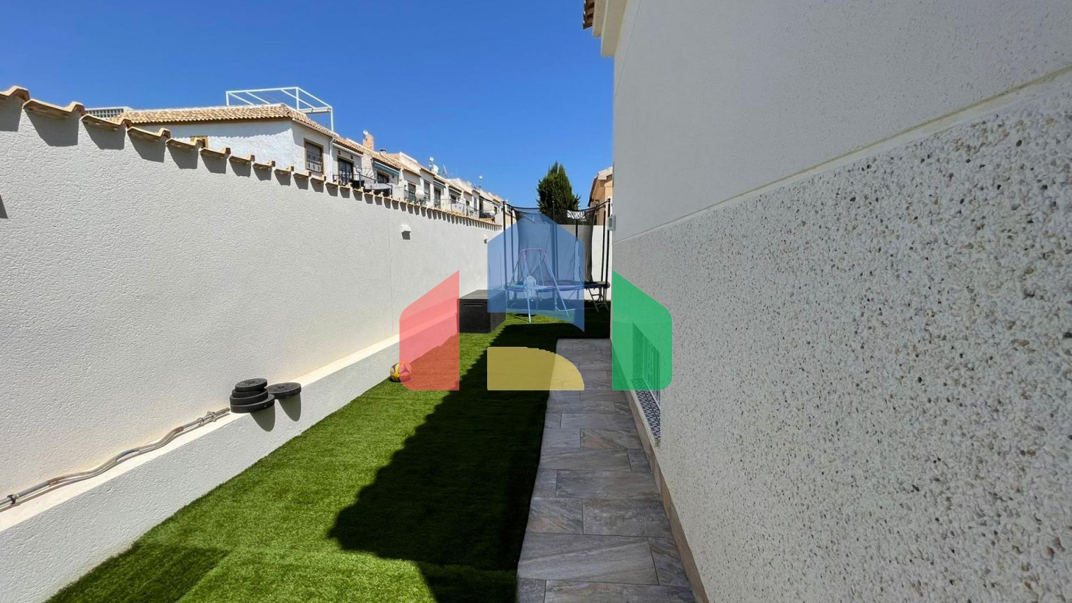 ШИКАРНЫЙ ДОМ С БАССЕЙНОМ! ПОСЛЕ РЕМОНТА! САУНА И БОЛЕЕ 300 м2 УЧАСТОК!