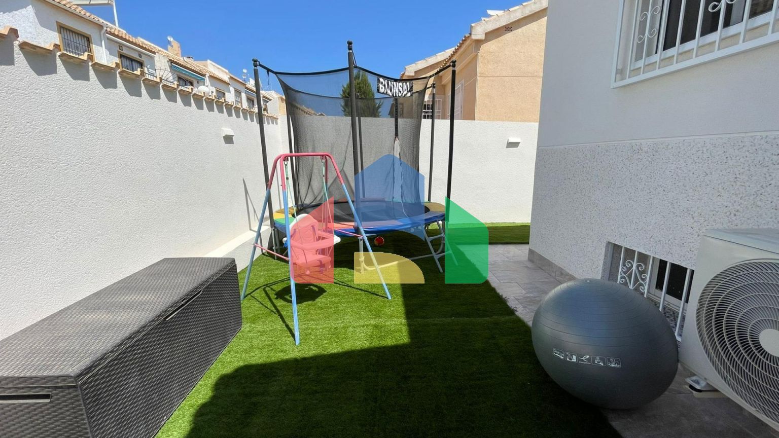 ШИКАРНЫЙ ДОМ С БАССЕЙНОМ! ПОСЛЕ РЕМОНТА! САУНА И БОЛЕЕ 300 м2 УЧАСТОК!