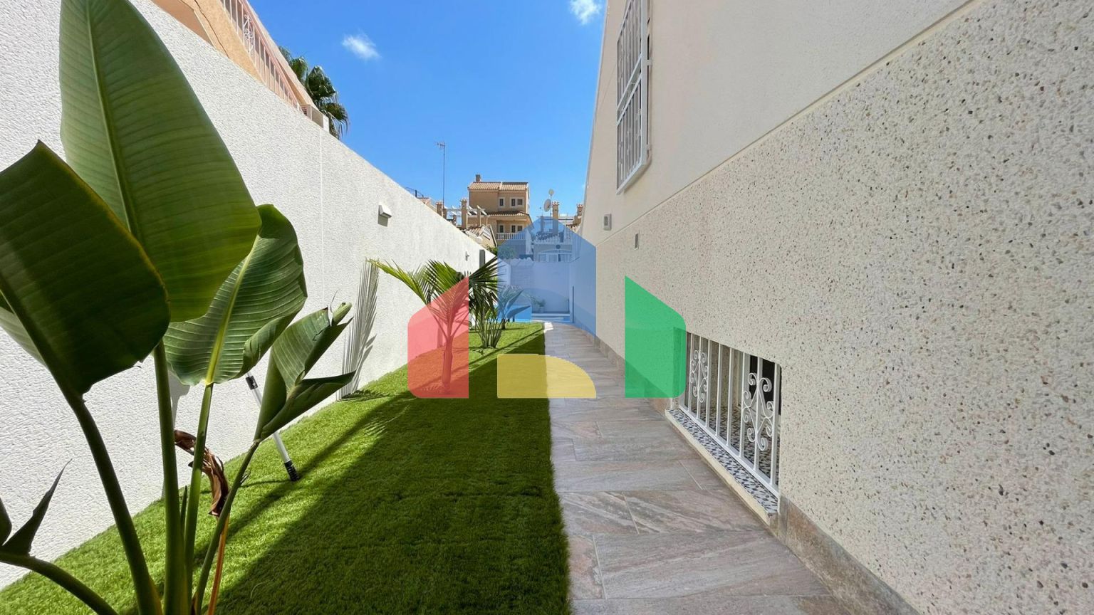 ШИКАРНЫЙ ДОМ С БАССЕЙНОМ! ПОСЛЕ РЕМОНТА! САУНА И БОЛЕЕ 300 м2 УЧАСТОК!