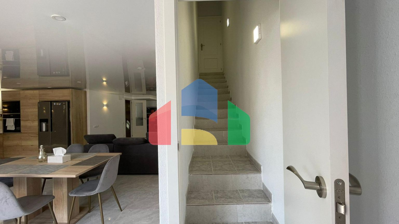 ШИКАРНЫЙ ДОМ С БАССЕЙНОМ! ПОСЛЕ РЕМОНТА! САУНА И БОЛЕЕ 300 м2 УЧАСТОК!