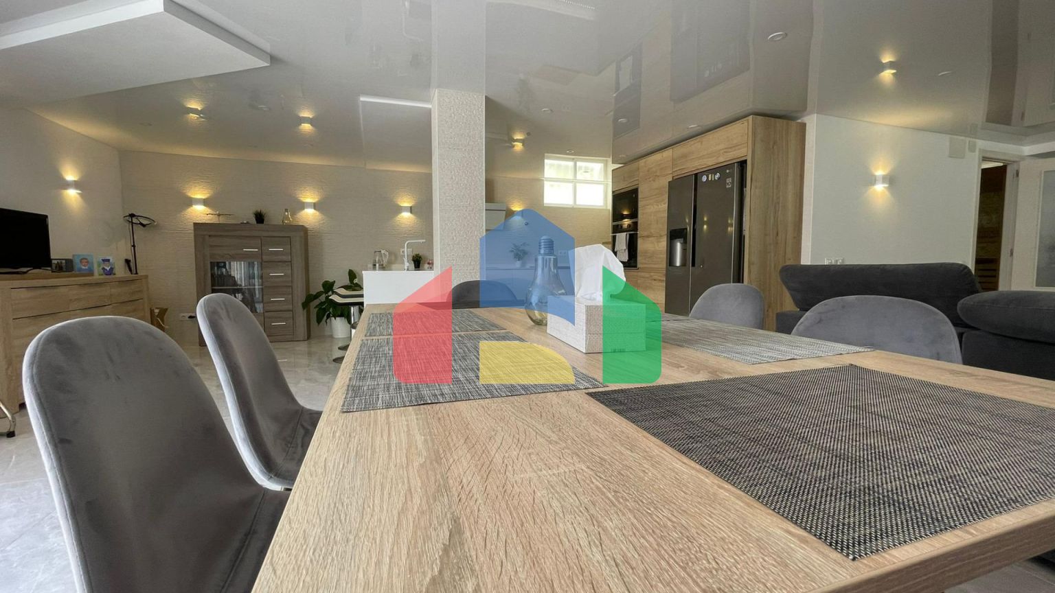 ШИКАРНЫЙ ДОМ С БАССЕЙНОМ! ПОСЛЕ РЕМОНТА! САУНА И БОЛЕЕ 300 м2 УЧАСТОК!