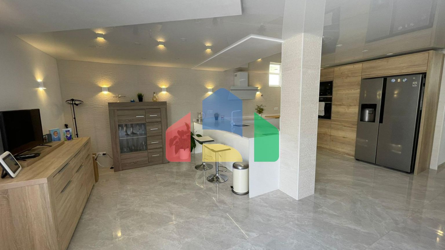 ШИКАРНЫЙ ДОМ С БАССЕЙНОМ! ПОСЛЕ РЕМОНТА! САУНА И БОЛЕЕ 300 м2 УЧАСТОК!