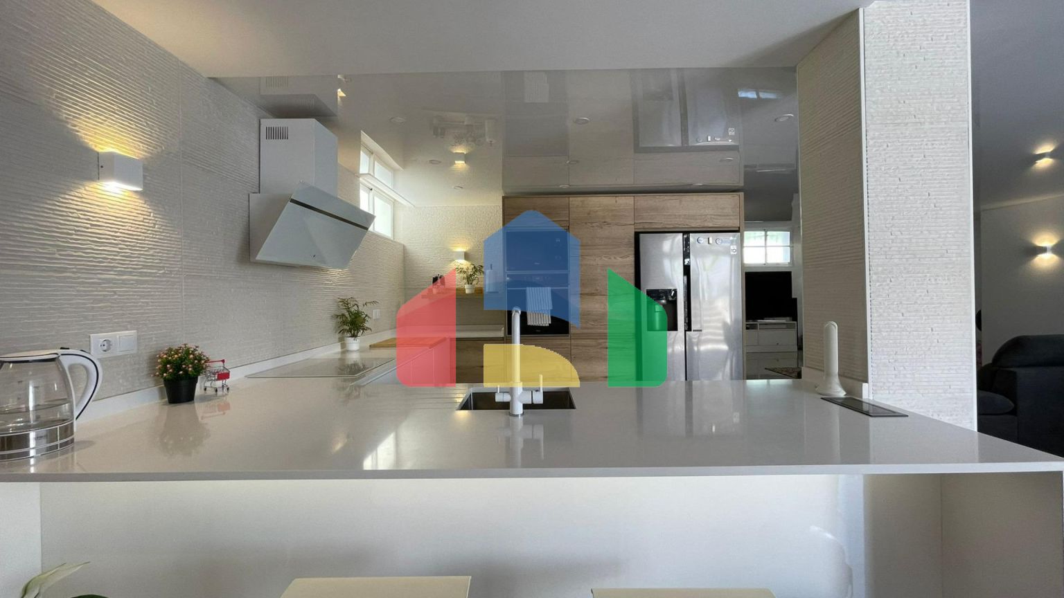 ШИКАРНЫЙ ДОМ С БАССЕЙНОМ! ПОСЛЕ РЕМОНТА! САУНА И БОЛЕЕ 300 м2 УЧАСТОК!