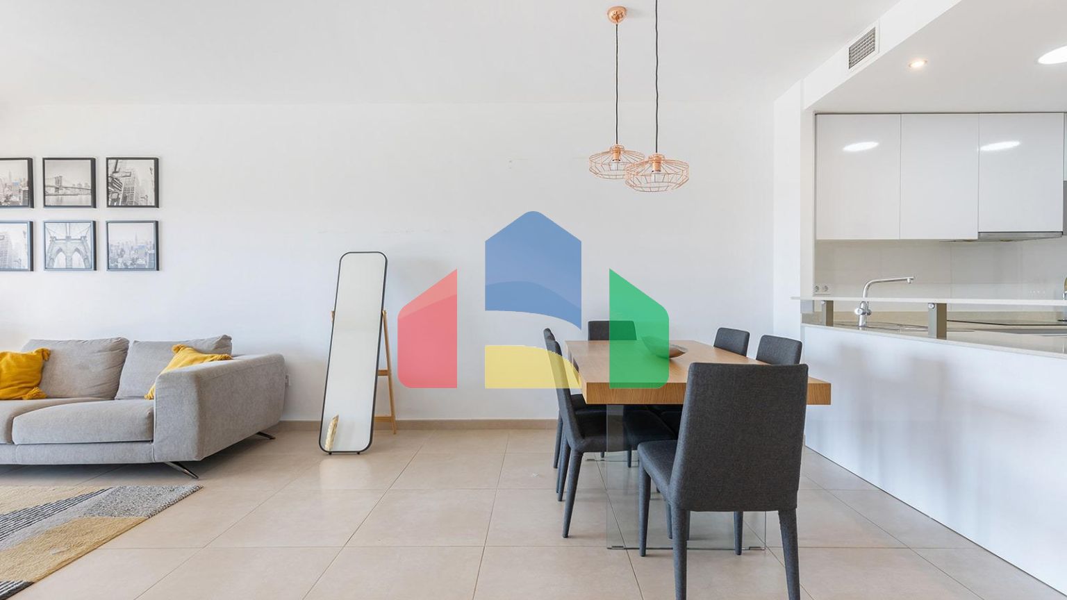 АПАРТАМЕНТЫ В ЗАКРЫТОМ КОМПЛЕКСЕ С ТУР-ЛИЦЕНЗИЕЙ. 3 СПАЛЬНИ. 2 ВАННЫЕ КОМНАТЫ. ПАРКИНГ. БАССЕЙН.