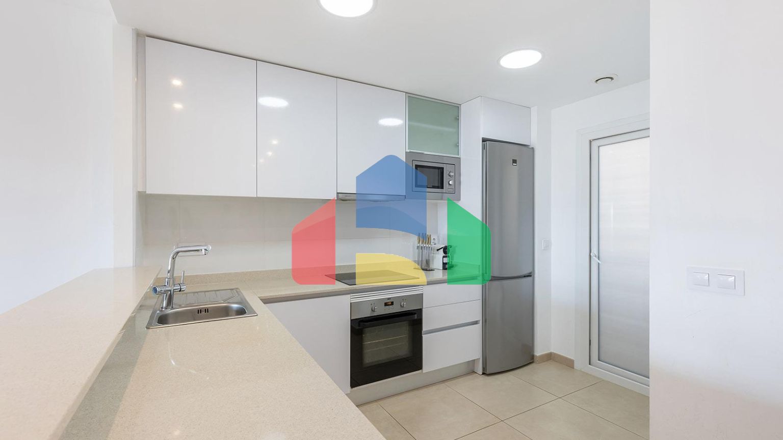 АПАРТАМЕНТЫ В ЗАКРЫТОМ КОМПЛЕКСЕ С ТУР-ЛИЦЕНЗИЕЙ. 3 СПАЛЬНИ. 2 ВАННЫЕ КОМНАТЫ. ПАРКИНГ. БАССЕЙН.