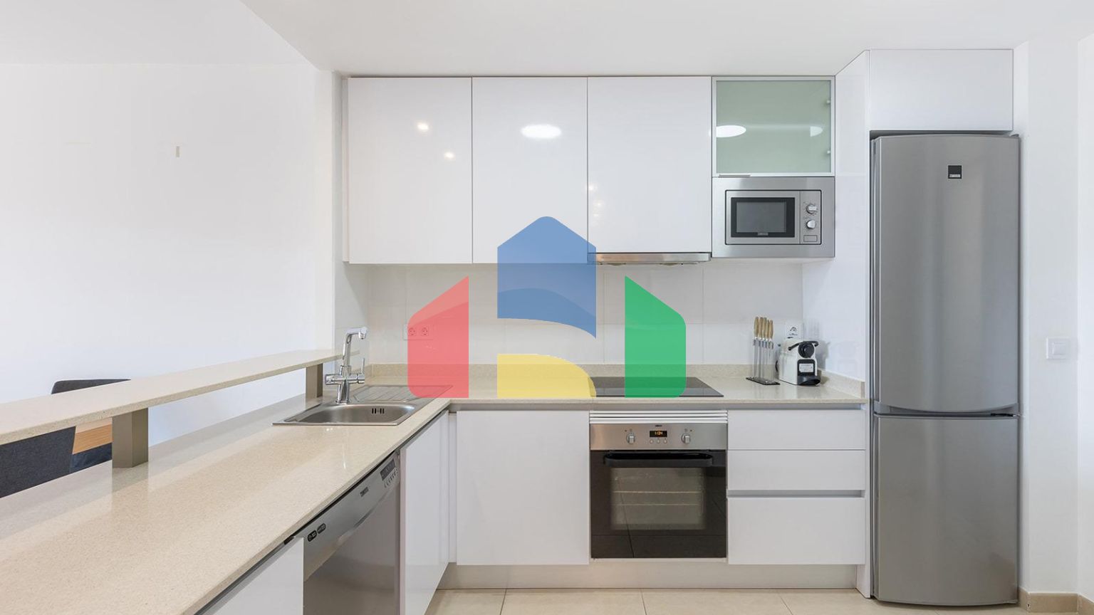 АПАРТАМЕНТЫ В ЗАКРЫТОМ КОМПЛЕКСЕ С ТУР-ЛИЦЕНЗИЕЙ. 3 СПАЛЬНИ. 2 ВАННЫЕ КОМНАТЫ. ПАРКИНГ. БАССЕЙН.