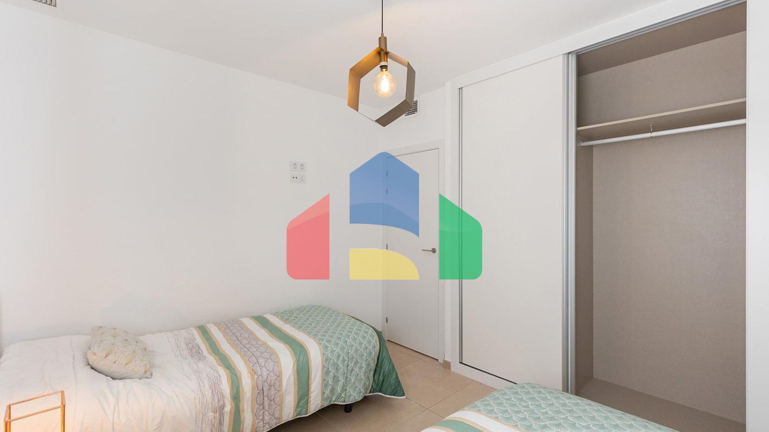 АПАРТАМЕНТЫ В ЗАКРЫТОМ КОМПЛЕКСЕ С ТУР-ЛИЦЕНЗИЕЙ. 3 СПАЛЬНИ. 2 ВАННЫЕ КОМНАТЫ. ПАРКИНГ. БАССЕЙН.