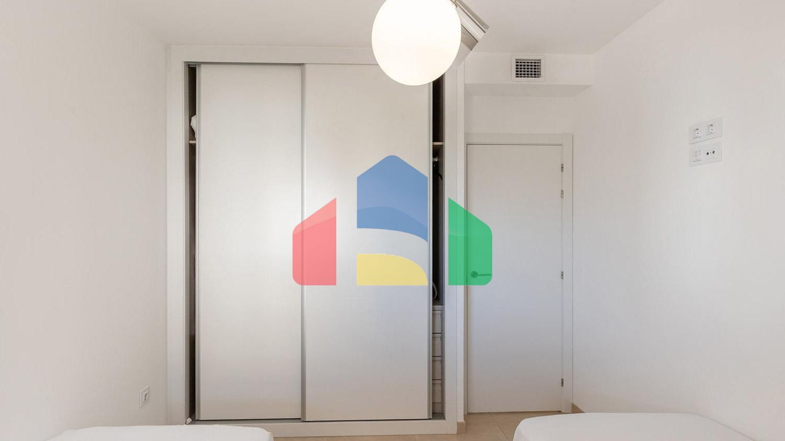 АПАРТАМЕНТЫ В ЗАКРЫТОМ КОМПЛЕКСЕ С ТУР-ЛИЦЕНЗИЕЙ. 3 СПАЛЬНИ. 2 ВАННЫЕ КОМНАТЫ. ПАРКИНГ. БАССЕЙН.