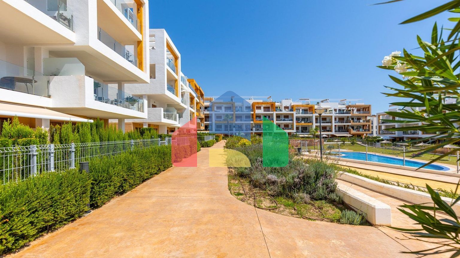 АПАРТАМЕНТЫ В ЗАКРЫТОМ КОМПЛЕКСЕ С ТУР-ЛИЦЕНЗИЕЙ. 3 СПАЛЬНИ. 2 ВАННЫЕ КОМНАТЫ. ПАРКИНГ. БАССЕЙН.