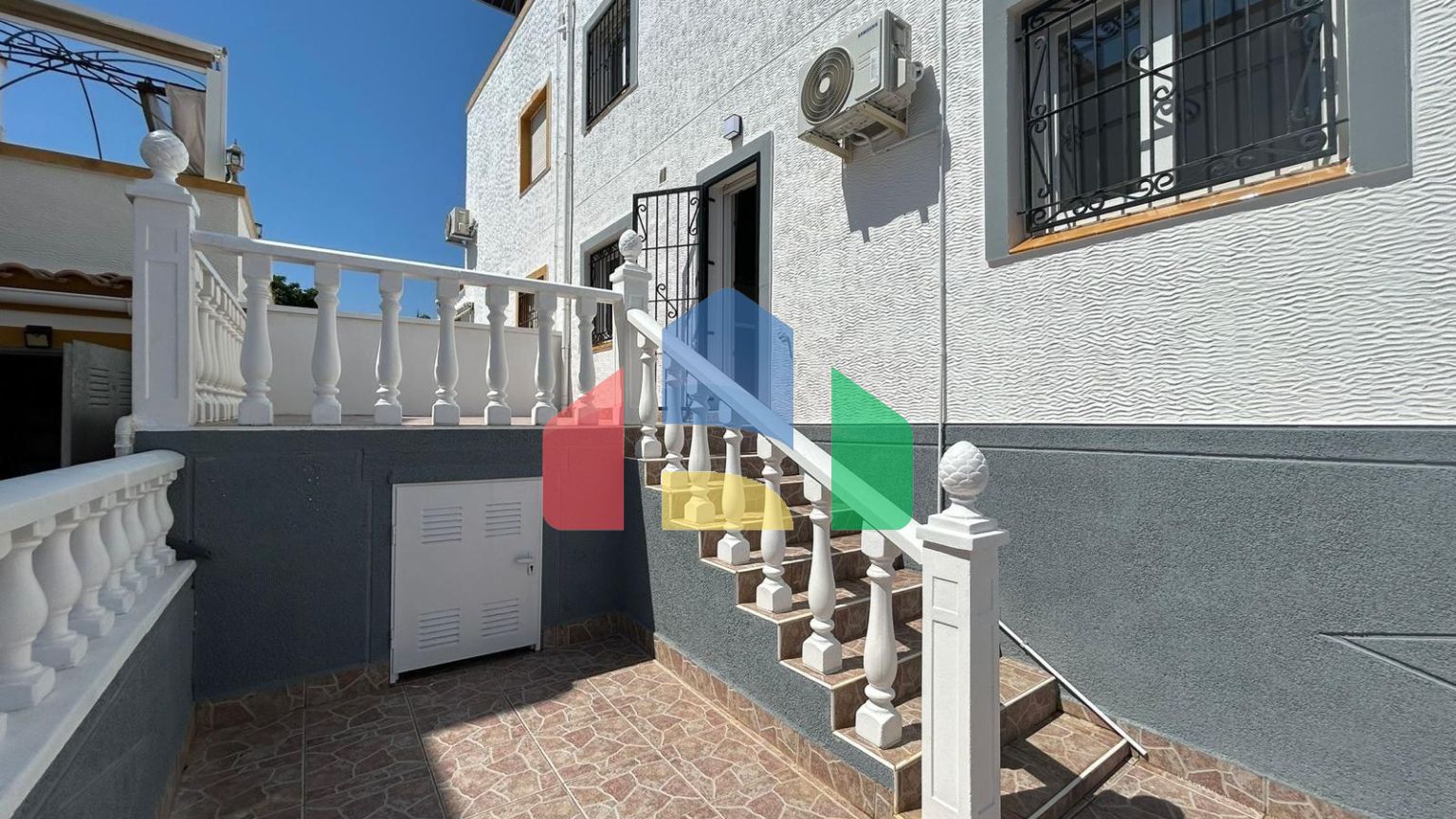 ШИКАРНЫЙ ТАУН-ХАУС ПОСЛЕ РЕМОНТА С УЧАСТКОМ ИИ ОГРОМНЫМ СОЛЯРИЕМ! 3 СПАЛЬНИ. 2 ВАННЫЕ. ПАРКИНГ+КЛАДОВКА. БАССЕЙ