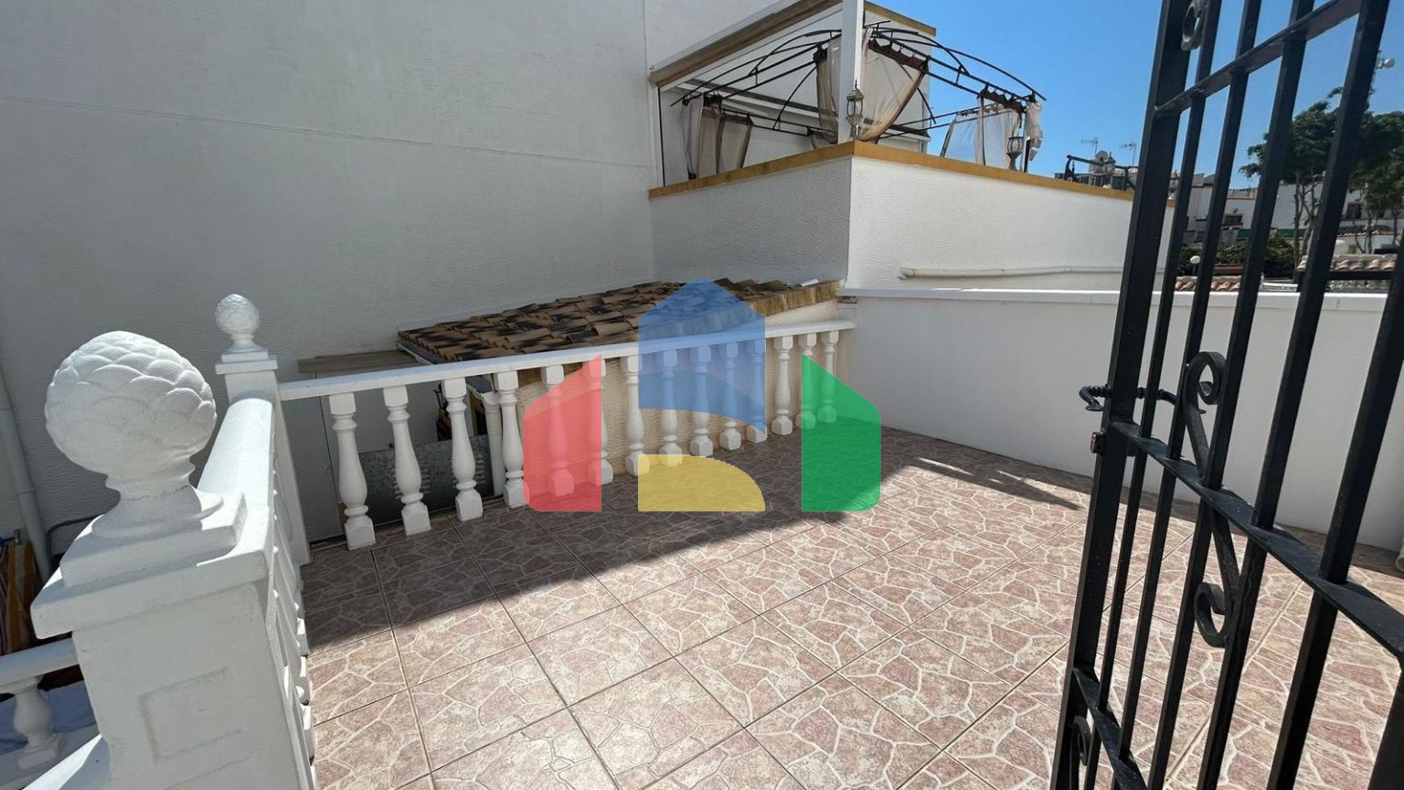 ШИКАРНЫЙ ТАУН-ХАУС ПОСЛЕ РЕМОНТА С УЧАСТКОМ ИИ ОГРОМНЫМ СОЛЯРИЕМ! 3 СПАЛЬНИ. 2 ВАННЫЕ. ПАРКИНГ+КЛАДОВКА. БАССЕЙ