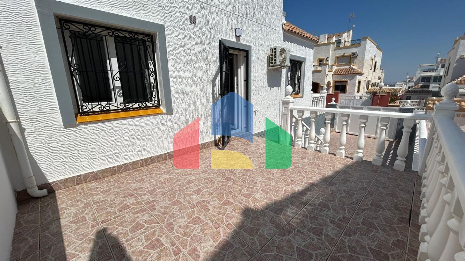 ШИКАРНЫЙ ТАУН-ХАУС ПОСЛЕ РЕМОНТА С УЧАСТКОМ ИИ ОГРОМНЫМ СОЛЯРИЕМ! 3 СПАЛЬНИ. 2 ВАННЫЕ. ПАРКИНГ+КЛАДОВКА. БАССЕЙ