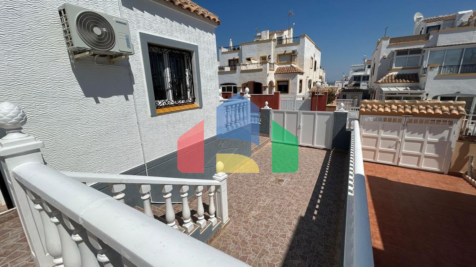 ШИКАРНЫЙ ТАУН-ХАУС ПОСЛЕ РЕМОНТА С УЧАСТКОМ ИИ ОГРОМНЫМ СОЛЯРИЕМ! 3 СПАЛЬНИ. 2 ВАННЫЕ. ПАРКИНГ+КЛАДОВКА. БАССЕЙ