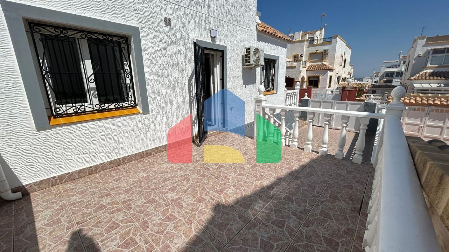 ШИКАРНЫЙ ТАУН-ХАУС ПОСЛЕ РЕМОНТА С УЧАСТКОМ ИИ ОГРОМНЫМ СОЛЯРИЕМ! 3 СПАЛЬНИ. 2 ВАННЫЕ. ПАРКИНГ+КЛАДОВКА. БАССЕЙ