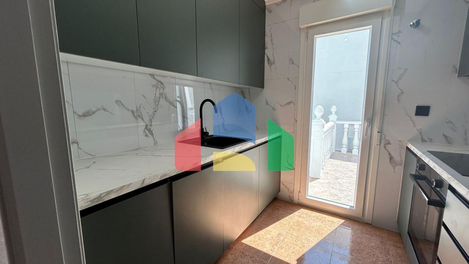 ШИКАРНЫЙ ТАУН-ХАУС ПОСЛЕ РЕМОНТА С УЧАСТКОМ ИИ ОГРОМНЫМ СОЛЯРИЕМ! 3 СПАЛЬНИ. 2 ВАННЫЕ. ПАРКИНГ+КЛАДОВКА. БАССЕЙ