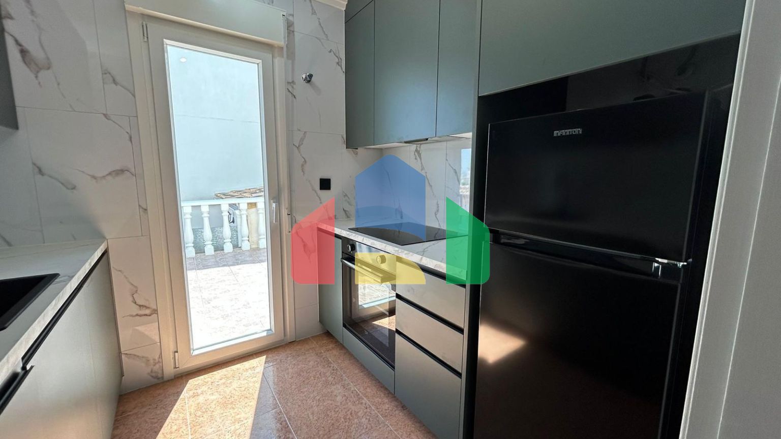 ШИКАРНЫЙ ТАУН-ХАУС ПОСЛЕ РЕМОНТА С УЧАСТКОМ ИИ ОГРОМНЫМ СОЛЯРИЕМ! 3 СПАЛЬНИ. 2 ВАННЫЕ. ПАРКИНГ+КЛАДОВКА. БАССЕЙ