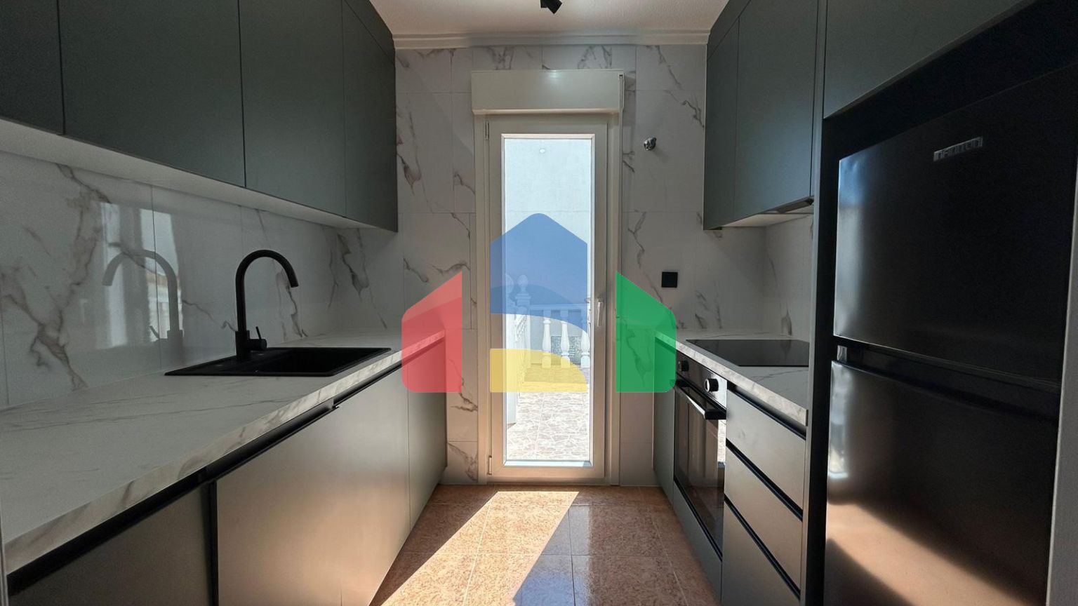 ШИКАРНЫЙ ТАУН-ХАУС ПОСЛЕ РЕМОНТА С УЧАСТКОМ ИИ ОГРОМНЫМ СОЛЯРИЕМ! 3 СПАЛЬНИ. 2 ВАННЫЕ. ПАРКИНГ+КЛАДОВКА. БАССЕЙ