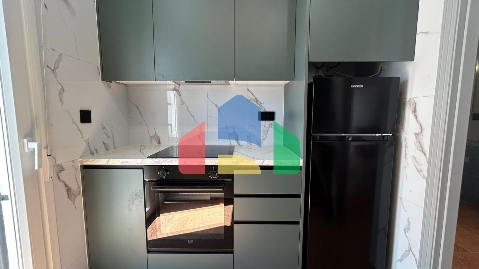 ШИКАРНЫЙ ТАУН-ХАУС ПОСЛЕ РЕМОНТА С УЧАСТКОМ ИИ ОГРОМНЫМ СОЛЯРИЕМ! 3 СПАЛЬНИ. 2 ВАННЫЕ. ПАРКИНГ+КЛАДОВКА. БАССЕЙ