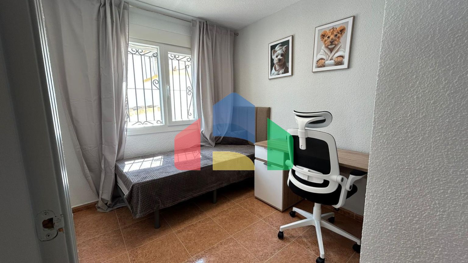 ШИКАРНЫЙ ТАУН-ХАУС ПОСЛЕ РЕМОНТА С УЧАСТКОМ ИИ ОГРОМНЫМ СОЛЯРИЕМ! 3 СПАЛЬНИ. 2 ВАННЫЕ. ПАРКИНГ+КЛАДОВКА. БАССЕЙ