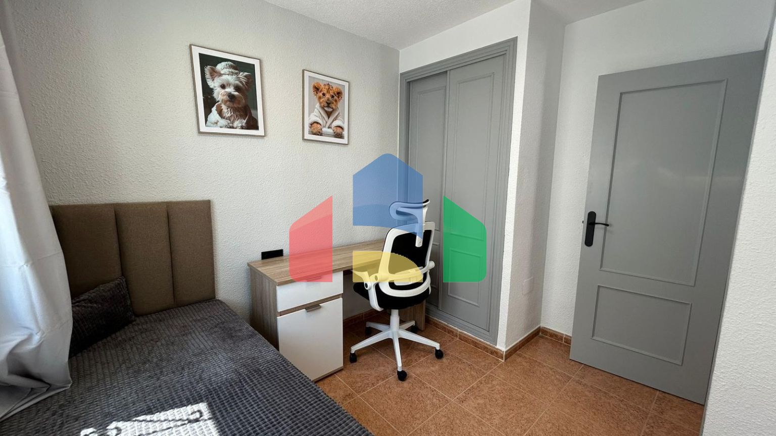 ШИКАРНЫЙ ТАУН-ХАУС ПОСЛЕ РЕМОНТА С УЧАСТКОМ ИИ ОГРОМНЫМ СОЛЯРИЕМ! 3 СПАЛЬНИ. 2 ВАННЫЕ. ПАРКИНГ+КЛАДОВКА. БАССЕЙ