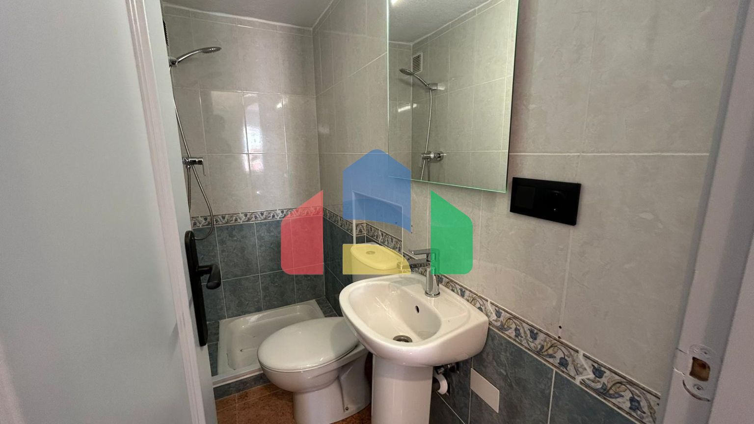 ШИКАРНЫЙ ТАУН-ХАУС ПОСЛЕ РЕМОНТА С УЧАСТКОМ ИИ ОГРОМНЫМ СОЛЯРИЕМ! 3 СПАЛЬНИ. 2 ВАННЫЕ. ПАРКИНГ+КЛАДОВКА. БАССЕЙ